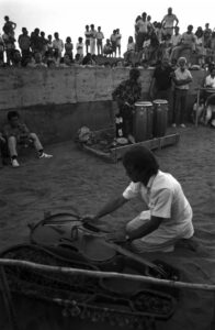 Manongo Mujica realiza la performance “El entierro del cello”